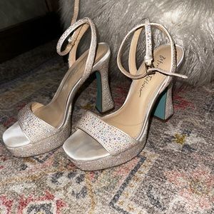 Blue by Betsey Johnson Beth Bridal Pearl Ankle Strap Platform Dress Sandals sz 7